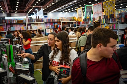 Asistentes eligen libros durante el primer día de la feria, el 30 de noviembre en Guadalajara.