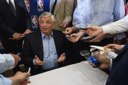 David Stern, el comisionado de la NBA, responde a las preguntas de los periodistas tras la reunión de ayer.