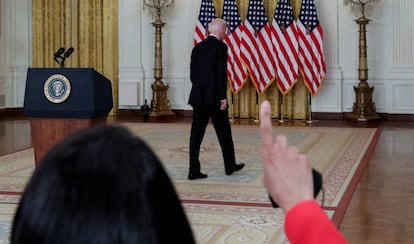 El presidente de EE UU, Joe Biden, sale de una rueda de prensa donde ha defendido la retirada de las tropas estadounidenses de Afganistán, este lunes.