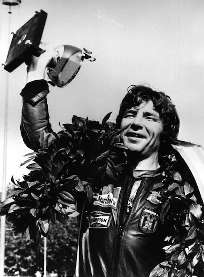 Ángel Nieto celebra su título de campeón del mundo, el 19 de septiembre de 1976.