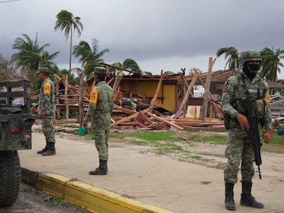 Personal militar resguarda una vivienda dañada tras el paso del huracán 'Agatha', en San Isidro del Palmar, Oaxaca, el 31 de mayo de 2022.
