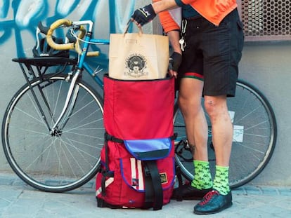 Los chicos de La Pájara cuentan con bolsas grandes y bicis rápidas