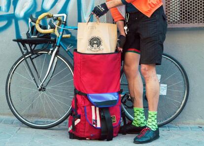 Los chicos de La Pájara cuentan con bolsas grandes y bicis rápidas