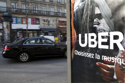 un cartel de Uber en Par&iacute;s (Francia)