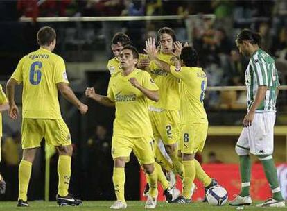 Los jugadores del Villarreal celebran el segundo tanto