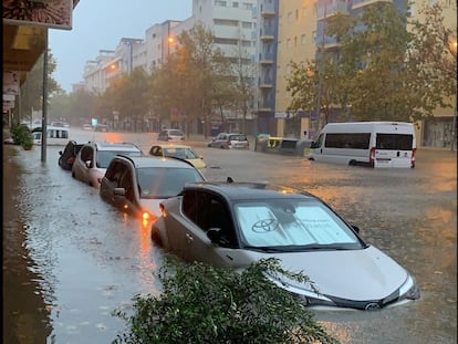 La avenida del Carnaval de Isla Cristina anegada tras el temporal de este jueves.