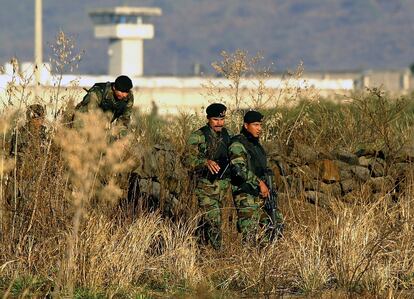 Elementos del Ejército mexicano custodian las afueras del penal federal Puente Grande en 2006.