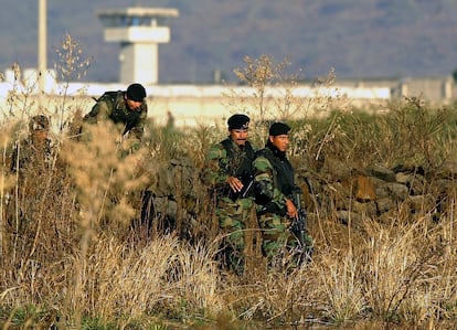 Elementos del Ejército mexicano custodian las afueras del penal federal Puente Grande en 2006.