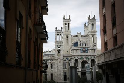 El Palacio de Jornaleros de Maudes, obras del arquitecto gallego de O Porriño Antonio Palacios. Esta construcción es la actual sede de la Consejería de Transportes de la Comunidad de Madrid. El inmueble cumple un siglo este año y el Gobierno regional ha organizado de junio a diciembre varias actividades, entre las que hay visitas guiadas por sus principales edificios y conferencias sobre su vida, que comienzan este sábado para homenajear el trabajo de Palacios.