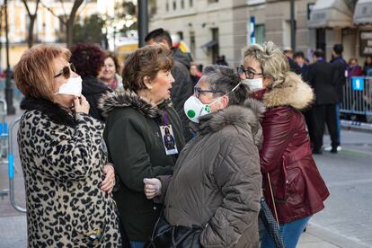 Mujeres con mascarilla a las puertas de la iglesia del Cristo de Medinaceli, el viernes en Madrid.