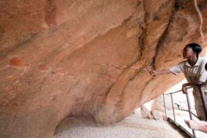 Visita guiada às pinturas rupestres encontradas em 1918 no maciço de Brandberg, no deserto de Namib (Namíbia).