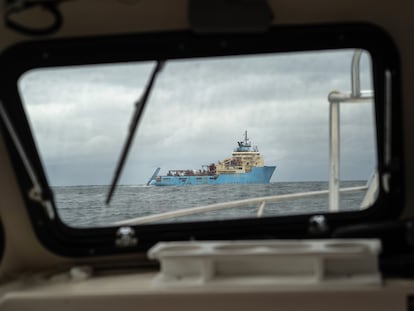 Un barco extrae minerales en aguas mexicanas.