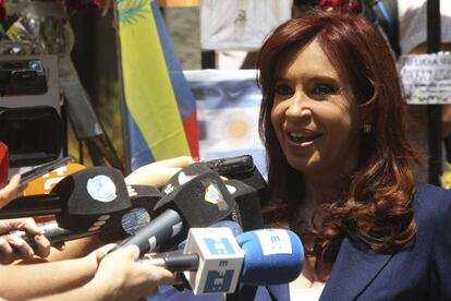 Cristina Fernández asediada por periodistas.