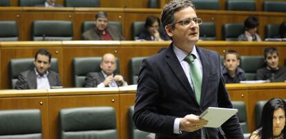 El presidente del PP vasco, Antonio Basagoiti, en un pleno del Parlamento vasco.