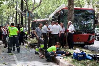 El choque entre un autobus de TMB, un turismo y un taxi, en el centro de Barcelona, ha dejado 29 heridos