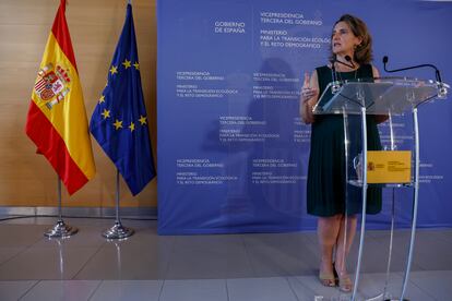 La ministra Teresa Ribera atiende a la prensa tras la reunión telemática con los responsables autonómicos en las áreas de Energía, Industria y Comercio y la Federación Española de Municipios y Provincias (FEMP).
