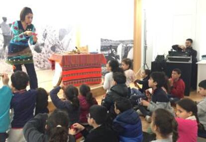 La chilena Alejandra Hurtado, con un grupo de niños del Colegio Español de Casablanca.