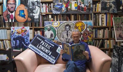 Philip Buyck, dueño de la biblioteca Lumumba, en el barrio bruselense de Matongé, con imágenes del líder congoleño al fondo.