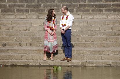 Los duques de Cambridge, en Banganga Water Tank in Mumbai, India.