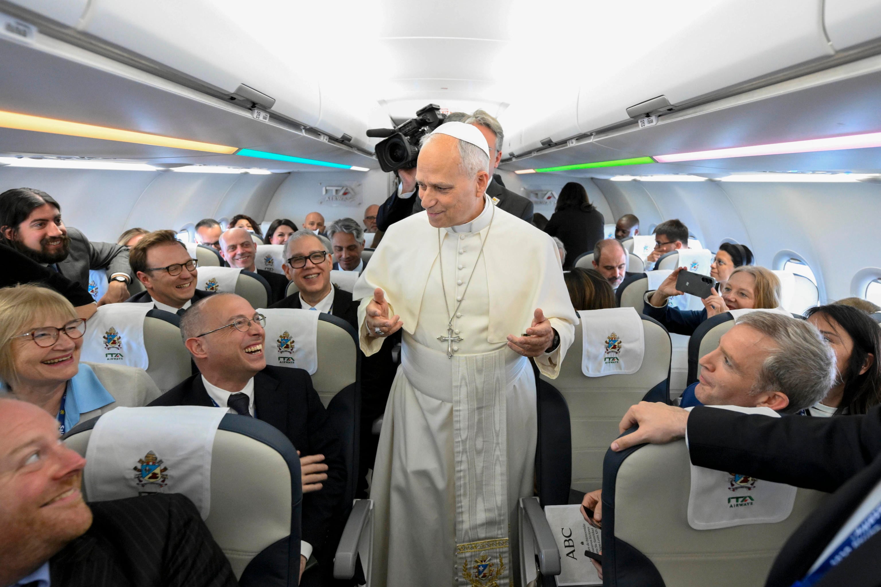 El Papa dice en su llegada a España que la pederastia “es una llaga todavía abierta” y seguirá luchando contra ella