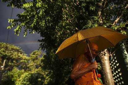 Un monje budista en un templo de Bangkok, Tailandia.