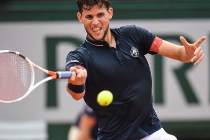 Dominic Thiem se ajusta para devolver a bola. O austríaco caiu por 6-4, 6-3 e 6-2 em uma partida que durou 2 horas e 42 minutos.