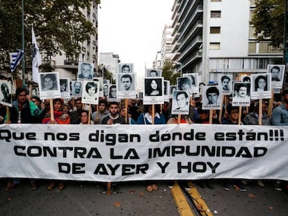 Cientos de personas machan en Montevideo el 11 de abril pasado, para repudiar la impunidad judicial hacia exrepresores de la dictadura.
