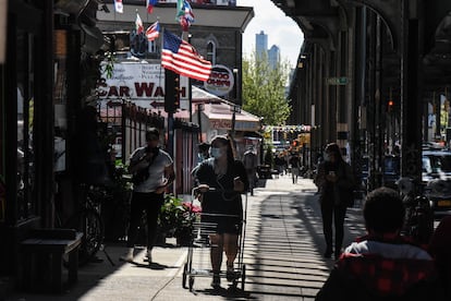 Una persona camina por la acera con un carrito de compras vacío el 7 de mayo de 2020 en el vecindario de Bushwick.