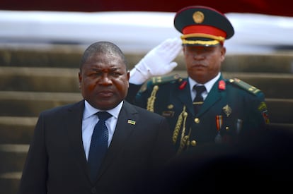 El presidente de Mozambique, Filipe Nyusi, es saludado cuando presta juramento para un segundo mandato en Maputo, Mozambique, el 15 de enero de 2020.