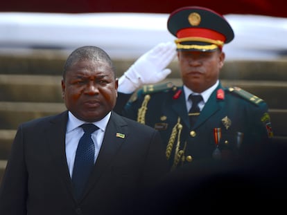 El presidente de Mozambique, Filipe Nyusi, es saludado cuando presta juramento para un segundo mandato en Maputo, Mozambique, el 15 de enero de 2020.