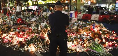Un policía ante las ofrendas en memoria a las víctimas del ataque de Niza.