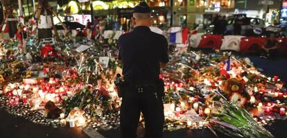 Un polic&iacute;a ante las ofrendas en memoria a las v&iacute;ctimas del ataque de Niza. 