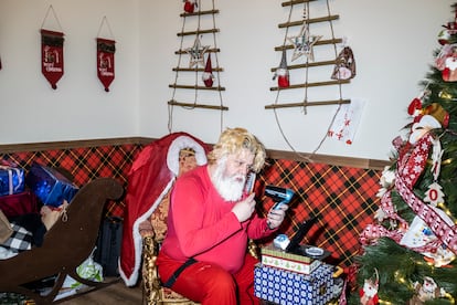 David, arreglándose la barba en la Casa de la Navidad de Torrejón, donde trabja como Papá Noel.