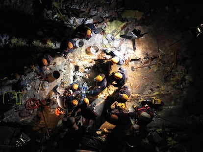 Vista aérea de un grupo de rescate trabajando en un edificio colapsado por el terremoto en Malatya, Turquía, este lunes.