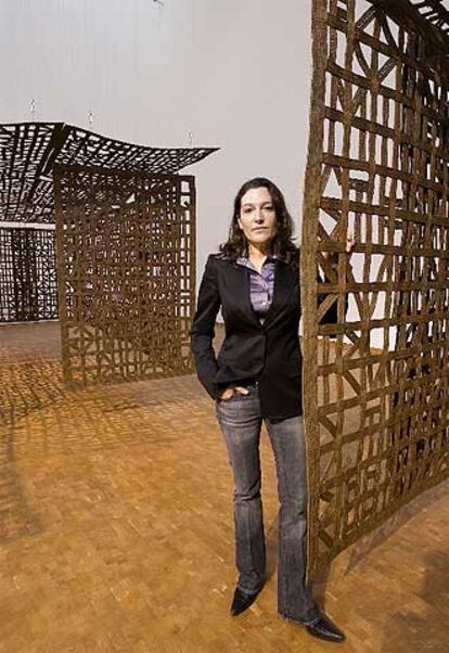 Cristina Iglesias (San Sebastián, 1956), con su escultura &#39;Tres corredores colgantes&#39;.