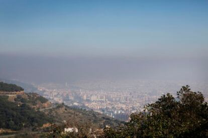 Barcelona vista desde la sierra de Collserola, con una <i>boina </i>de contaminación.