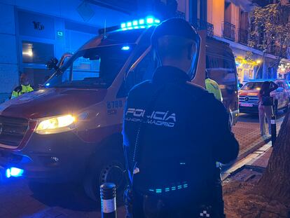 Agentes de la policía y efectivos del Samur, durante la intervención anoche en el suceso de la plaza del Dos de Mayo de Madrid.