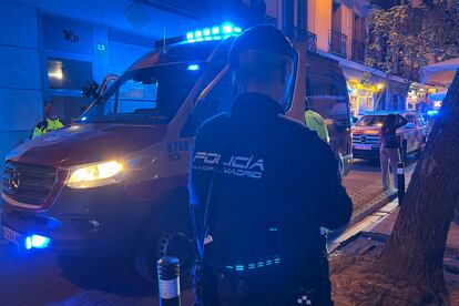 Agentes de la policía y efectivos del Samur, durante la intervención anoche en el suceso de la plaza del Dos de Mayo de Madrid.