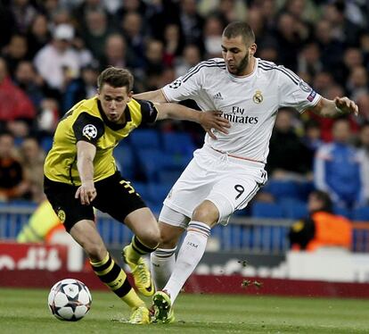 Durm protege el balón ante Benzema.