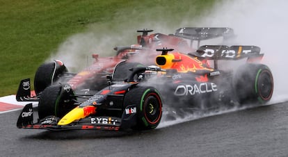  Leclerc y Verstappen, durante la carrera en el circuito de Suzuka. 