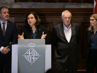 Colau, entre Collboni, Maragall y Artadi, al presentar el acuerdo de presupuestos.