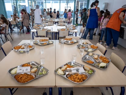 Comedor del colegio público Les Arts, en Valencia, el martes pasado. En las bandejas de los niños con alergias se colocan unas fichas que señalan qué productos no pueden tomar.