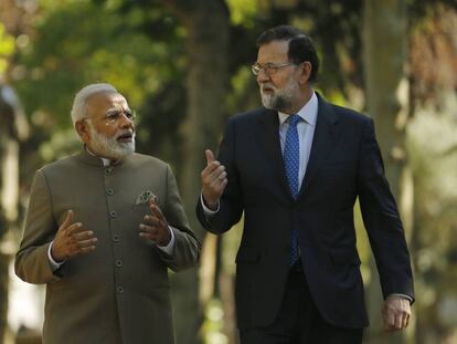 El primer ministro de India Narendra Modi pasea junto a Mariano Rajoy por los jardines del Palacio de la Moncloa en Madrid