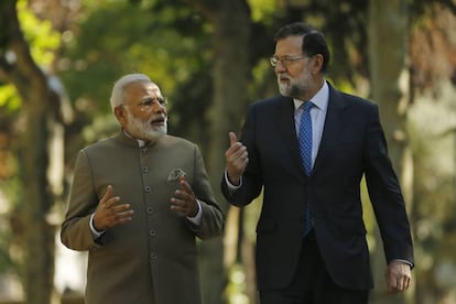 El primer ministro de India Narendra Modi pasea junto a Mariano Rajoy por los jardines del Palacio de la Moncloa en Madrid