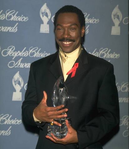 En 1997, Eddie Murphy se encontraba en pleno auge tras el éxito de 'El profesor chiflado': 36 años, casado, tres hijos y un caché de 15 millones de dólares por película. Puede que quisiera celebrar su buena fortuna echando una cana al aire. Y la fastidió. Un viernes a las 4:45 de la madrugada iba en coche por el barrio de West Hollywood cuando paró y recogió a un travesti de 21 años que atendía por Atisone Seulili. Tuvo mala suerte el actor: a los tres kilómetros, la policía paró el coche para detener al travesti por ejercer la prostitución. El episodio se convirtió en un escándalo que hizo tambalearse su vida privada y profesional. A día de hoy todavía se le mira con recelo...  En la imagen, Eddie Murphy en los People's Choice Awards de 1997, el año del escándalo.