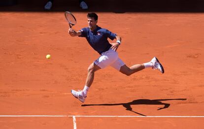 Djokovic corre para no perder la pelota.