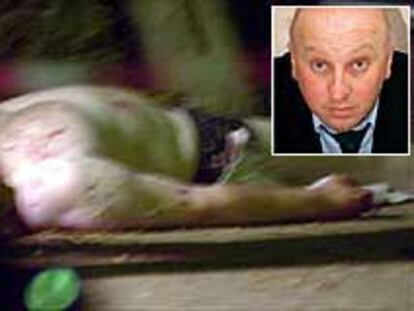 El cuerpo de François Santoni yace sobre una camilla en Monacia d'Aullene, al sur de Córcega.