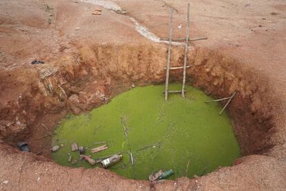 Un pozo en la aldea campesina de Apprah, en Ghana. La falta de fuentes de agua segura se traduce en infecciones, diarreas y malaria. Esto empeora las situaciones de desnutrición y multiplica las tasas de mortalidad infantil.