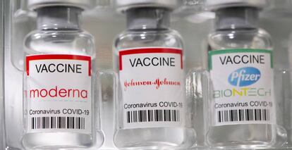 Viales de vacunas de Moderna, Johnson & Johnson y Pfizer-BioNTech contra el Cocid-19. 