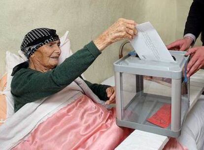 Una mujer vota en una urna móvil en su casa en la localidad georgiana de Saguramo.